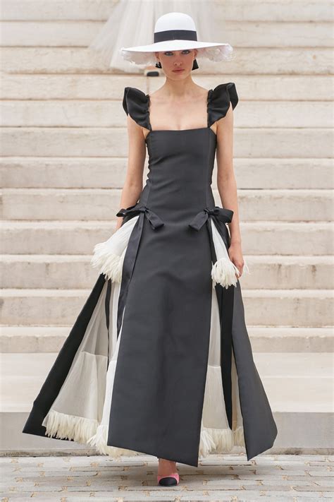 chanel abito donna con piume|Chanel Haute Couture: i 10 look più magici dalla sfilata autunno .